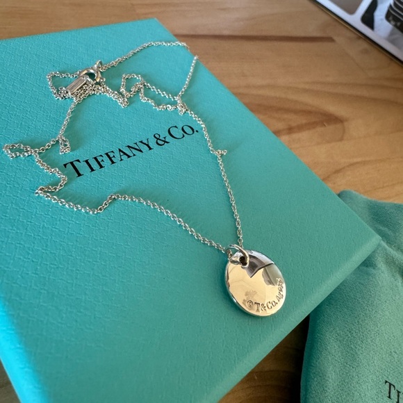 Tiffany & Co. Sterling silver necklace engraved with a “B” comes with box & bag - Picture 4 of 5